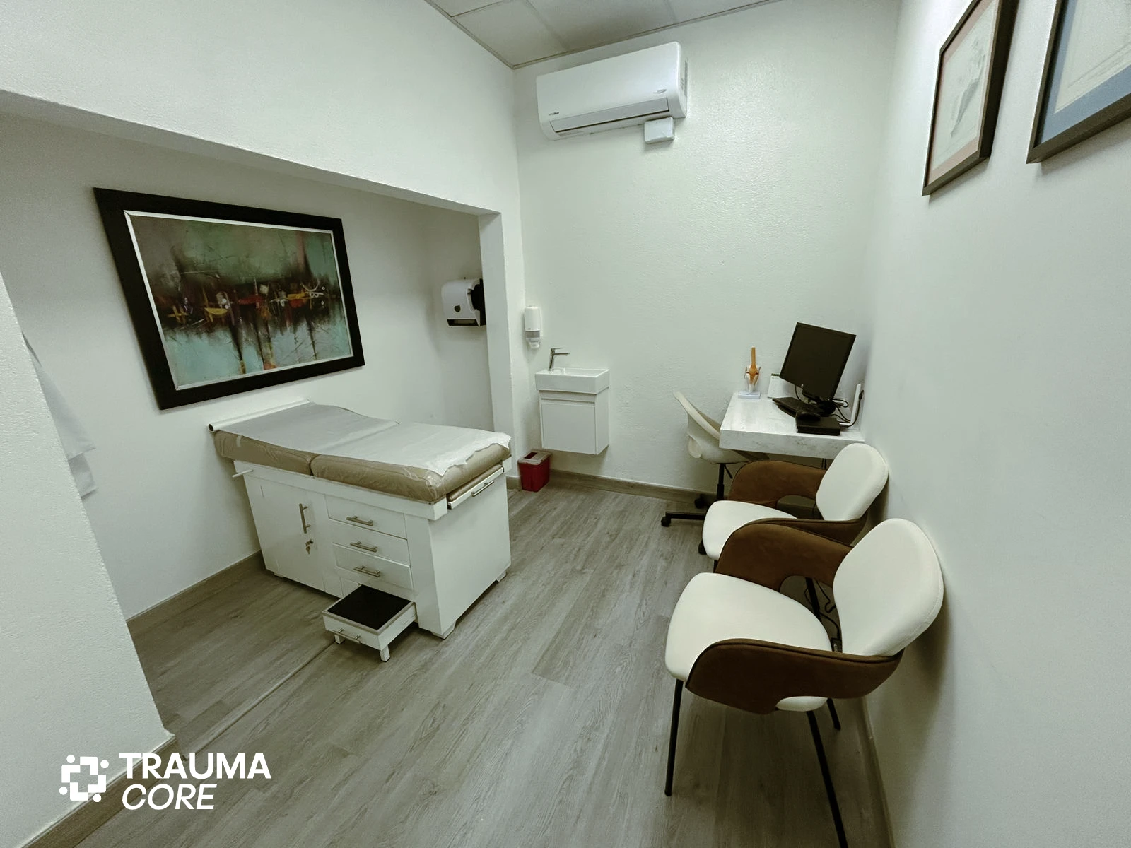Detalles interiores del consultorio médico